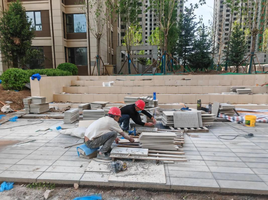天潤(rùn)一期園林綠化工程啟動(dòng)，樹(shù)木入場(chǎng)與鋪磚同步推進(jìn)